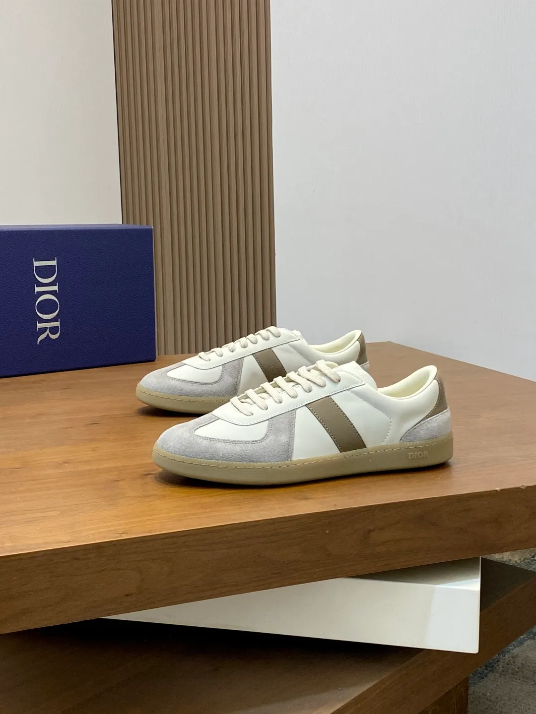 Factory P400💰Dior Dior Series Casual Sports Shoes Skateboard Shoes Original purchase, development, and production. This sports shoe is a new product for the fall of 2023. It reinterprets the classic tennis shoes. The fashionable silhouette highlights the thickness. Crafted from navy and white jacquard with Oblique print and suede panels, it features a distinctive padded tongue embossed with the Dior signature, wide navy mohair laces and brass eyelets with a matte tonal finish. White rubber sole with Dior Oblique pattern, enhanced by a contrasting Dior 30 Avenue Montaigne signature on the rear. It can add fashionable temperament to casual looks. Exquisite packaging at the delivery counter 🛍📦 ▪️ Fabric: Original customized Oblique presbyopia + cowhide ▪️ Lining: Original customized sheepskin + breathable mesh ▪️ Sole: Original molded anti-slip rubber material ▪️ Bottom thickness: 4CM ▪️ Size: Men's 38-45 (38, 45, 46 customized)